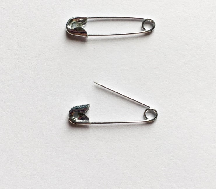 เข็มกลัด ซ่อนปลาย กล่องน้ำเงิน พร้อมส่ง