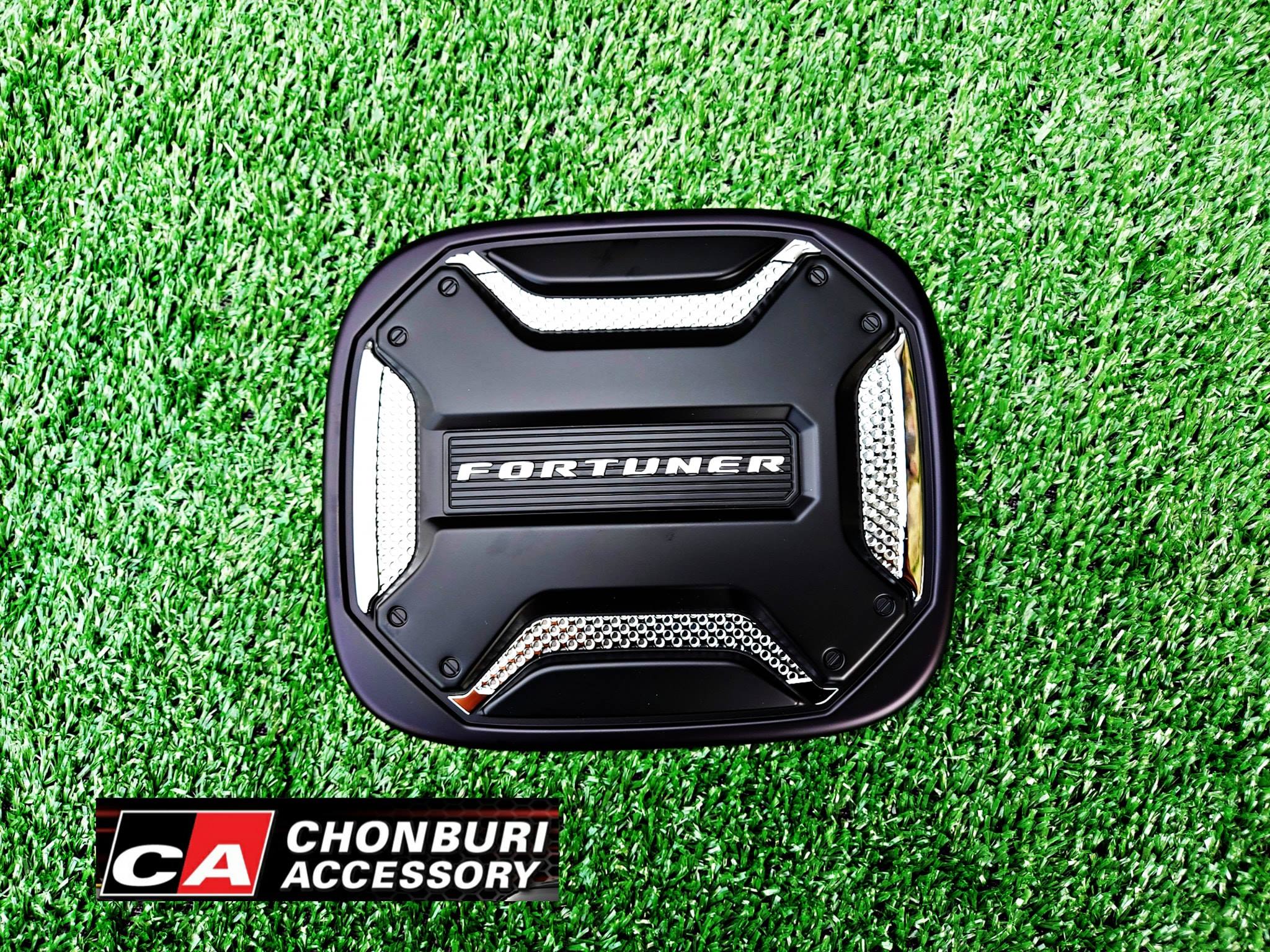 ชุดแต่งฝาปิดถังน้ำมันแท้ Toyota ฟอร์จูนเนอร์