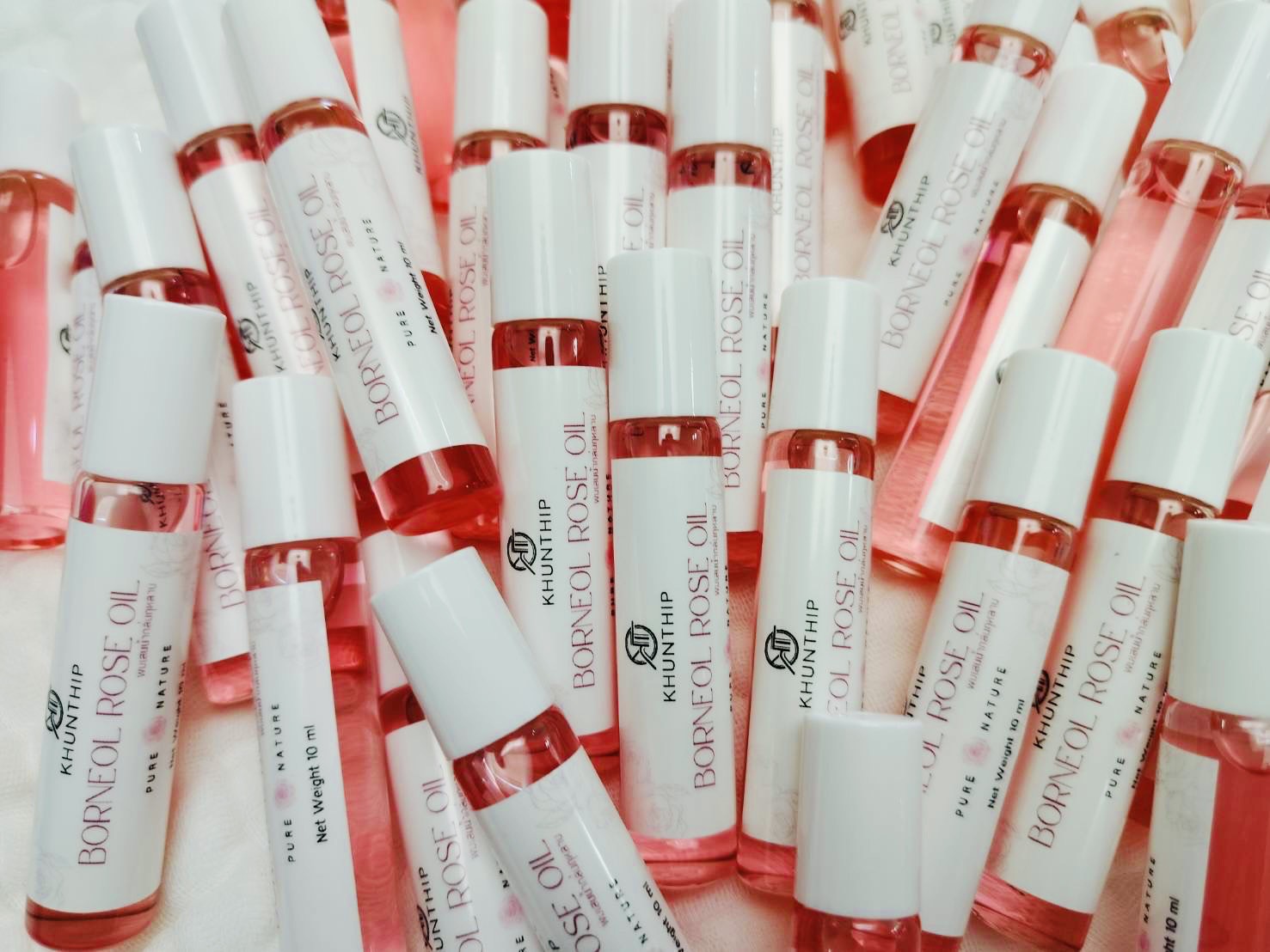 พิมเสนแท้ชนิดน้ำกลิ่นกุหลาบ คุณทิพย์ 10 มล. (Khunthip Rose Camphor Borneol 10ml) ในรูปแบบโรลออน