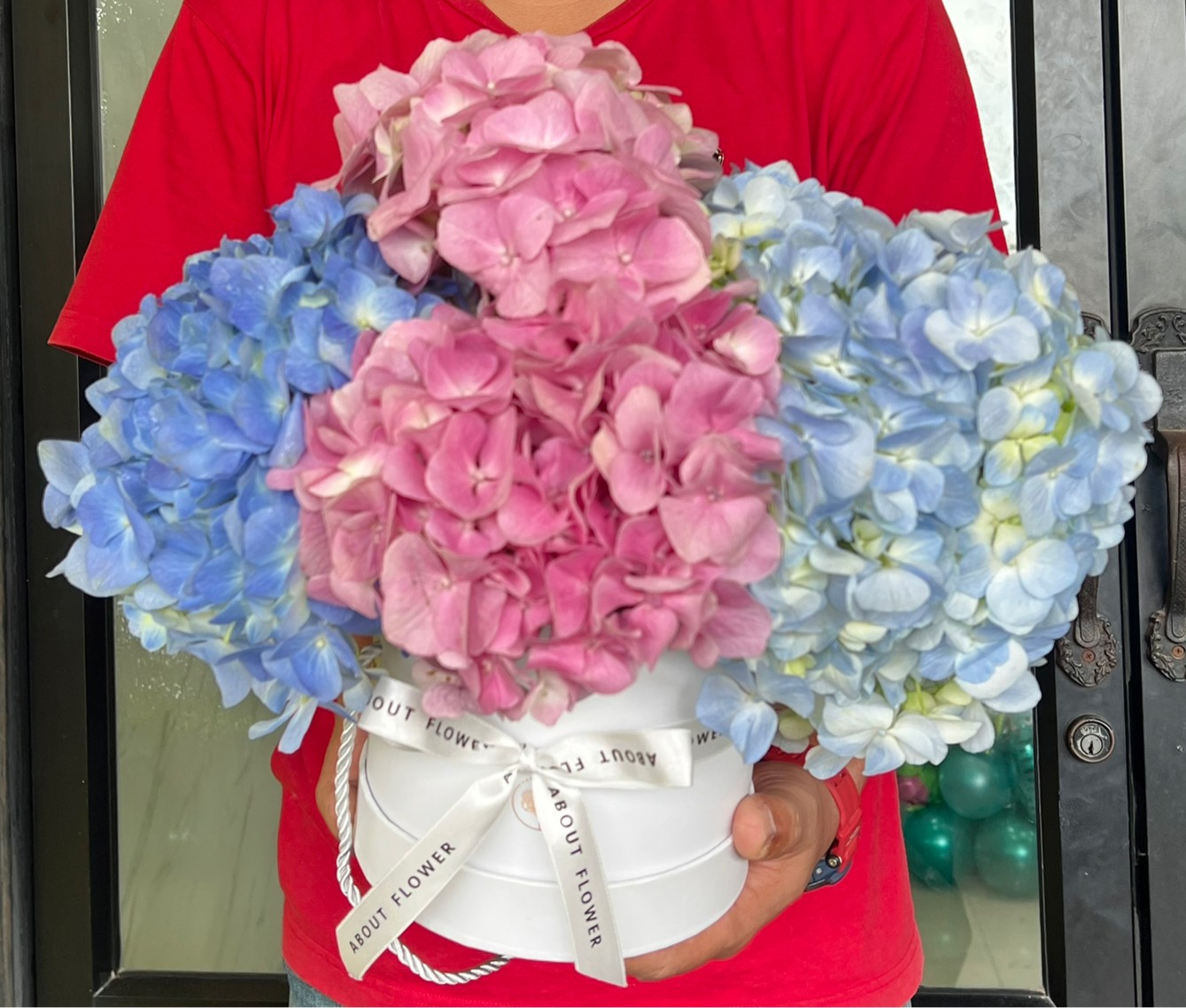 Fresh Flower Box กล่องดอกไฮเดรนเยีย โทนฟ้า-ชมพู จำนวน 3 ดอก พร้อมตกแต่ง สามารถเปลี่ยนสีได้