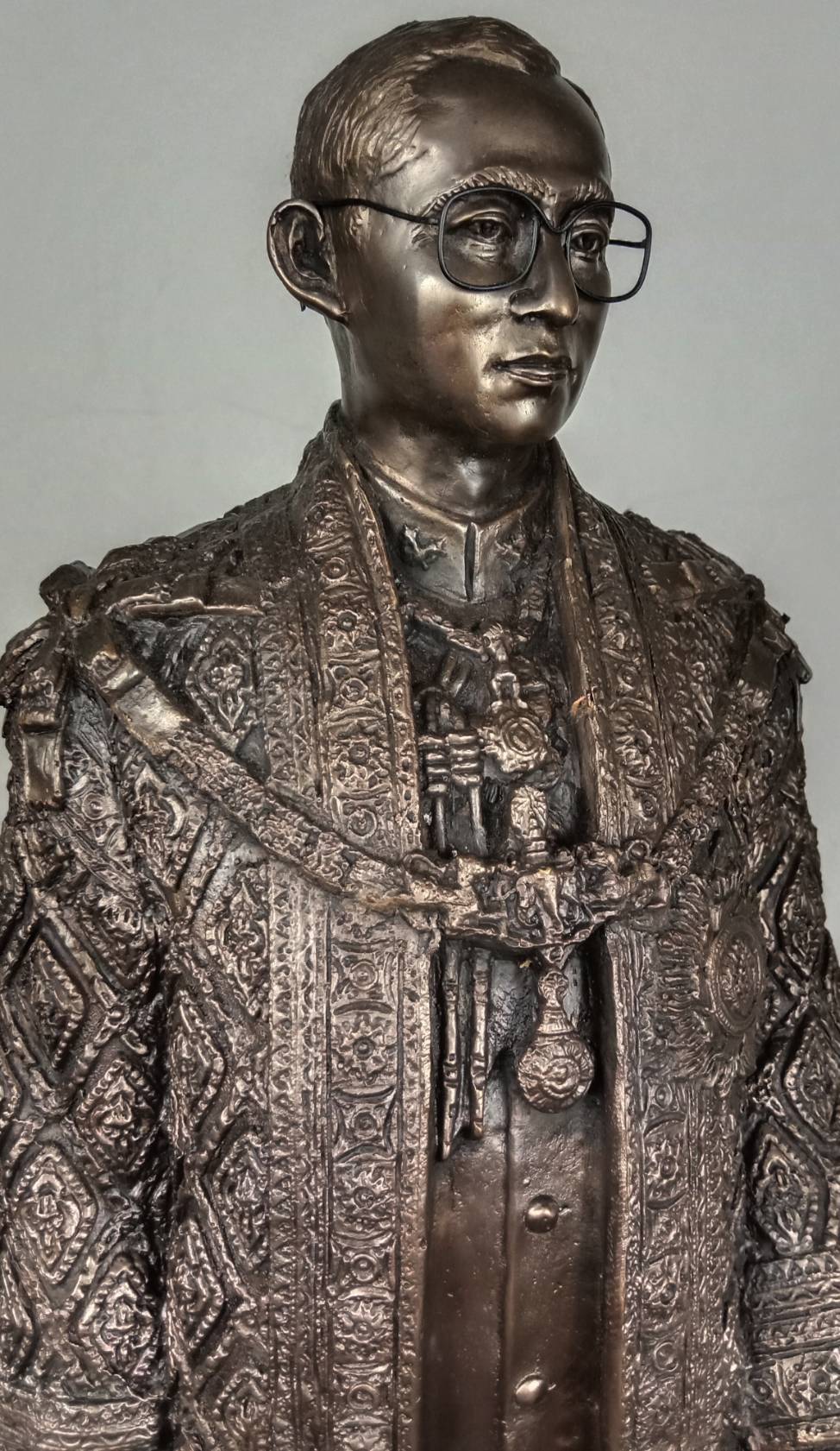 579.พระบรมรูปหล่อในหลวงรัชกาลที่ 9 พระบาทสมเด็จพระปรมินทรมหาภูมิพลอดุลยเดช (รมดำ)