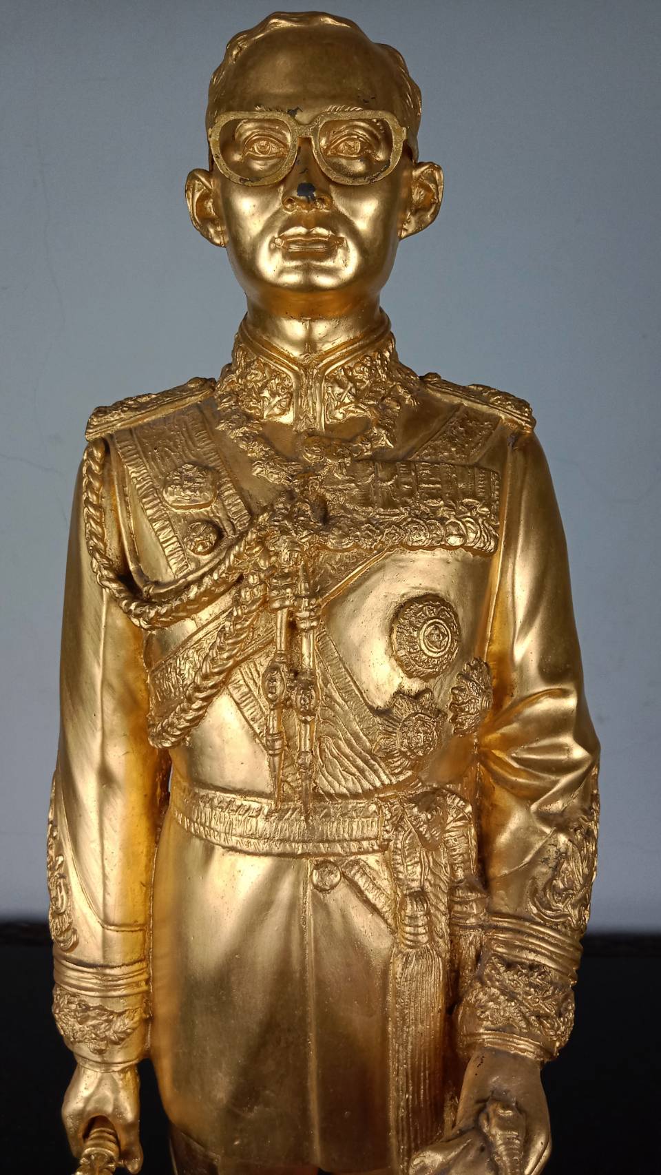 9.พระบรมรูปหล่อโลหะในหลวงรัชกาลที่9 พระบาทสมเด็จพระปรมินทรมหาภูมิพลอดุลยเดช(ทอง)