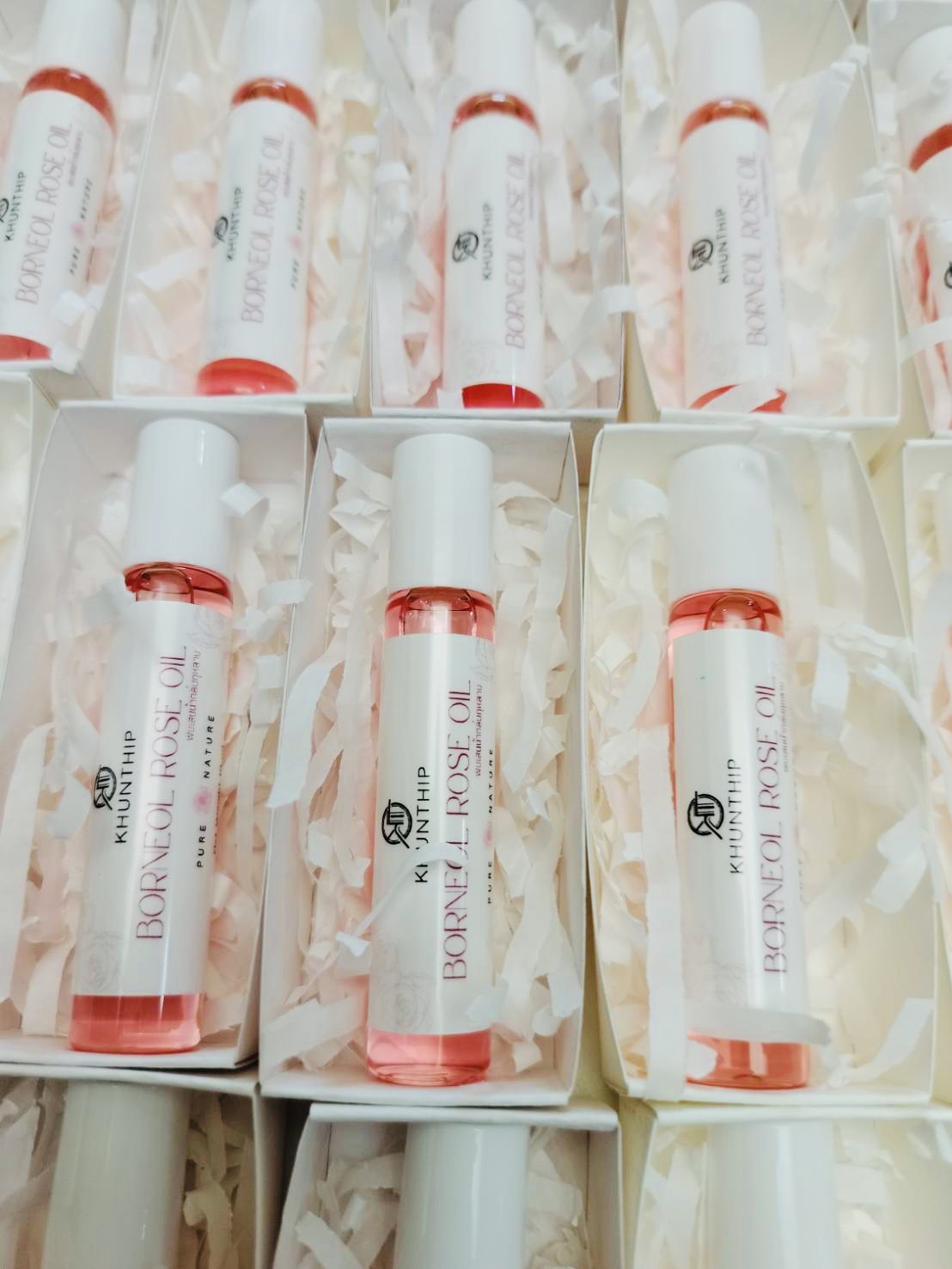 พิมเสนแท้ชนิดน้ำกลิ่นกุหลาบ คุณทิพย์ 10 มล. (Khunthip Rose Camphor Borneol 10ml) ในรูปแบบโรลออน