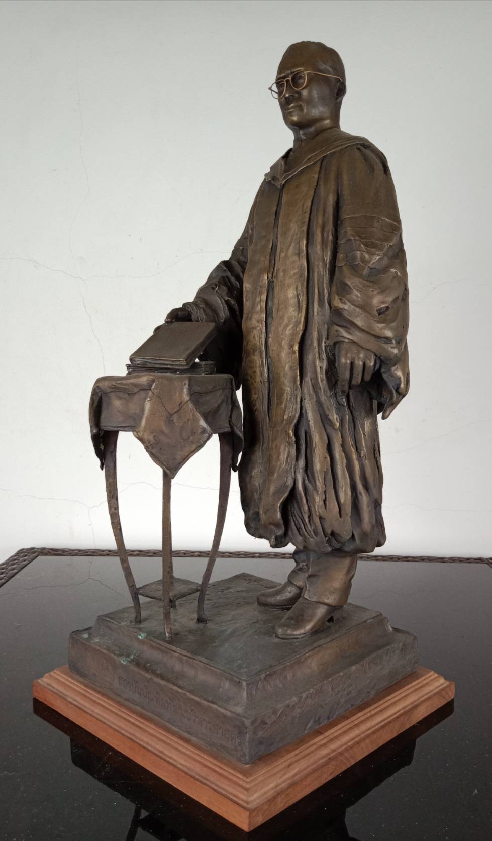 112.พระบรมรูปหล่อในหลวงรัชกาลที่9 พระบาทสมเด็จพระปรมินทรมหาภูมิพลอดุลยเดช ฉลองพระองค์ครุยดุษฎีบัณฑิตกิตติมศักดิ์ของสถาบันบัณฑิตพัฒนบริหารศาสตร์ ประทับยืน