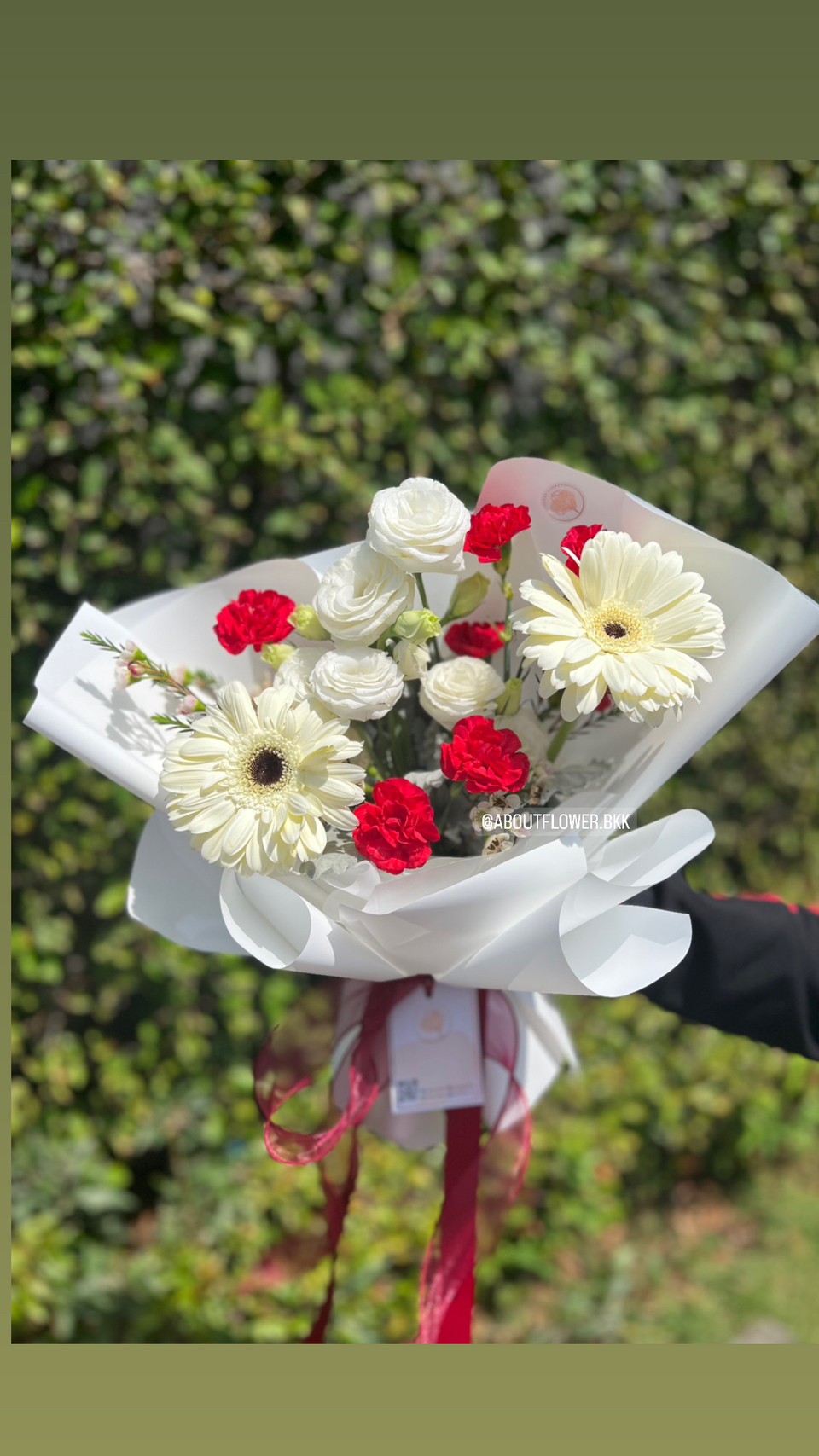 Mini Bouquet ช่อดอก Gerbera สีขาว จำนวน 2 ดอก โทนขาว-แดง พร้อมตกแต่ง สามารถเปลี่ยนสีได้