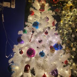 ต้นคริสต์มาสปลอมสีขาวตกแต่งบอลหลากสี