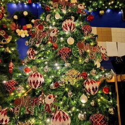 ต้นคริสต์มาสปลอมทพร้อมของตกแต่ง