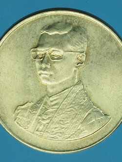 A779 เหรียญในหลวงรัชกาลที่ 9 เดินเทริดพระเกียรติ ปี 2527 เนื้อนิเกิล 16