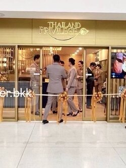 Fresh Flower Stand เปิดงาน 2 ชิ้น แบบเช่า Theme สีส้ม-เขียว พร้อม ประธานตัดงาน 5 ท่าน พร้อมตกแต่ง สามารถเปลี่ยนสีได้