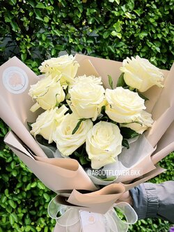 Ecuador Stylish Black Edge Bouquet ช่อดอกกุหลาบเอกวาดอร์ สีขาว จำนวน 10 ดอก พร้อมตกแต่ง สามารถเปลี่ยนสีได้