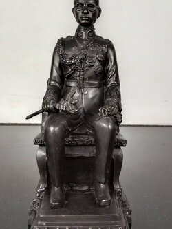 571.พระบรมรูปหล่อในหลวงรัชกาลที่ 9 พระบาทสมเด็จพระปรมินทรมหาภูมิพลอดุลยเดช ทรงประทับนั่งบัลลังก์