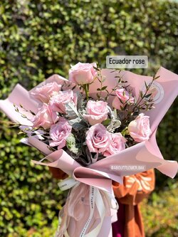 Ecuador Rose Bouquet ช่อดอกกุหลาบเอกวาดอร์ สีชมพู นำเข้า คัด Size จำนวน 10 ดอก พร้อมตกแต่ง สามารถเปลี่ยนสีได้