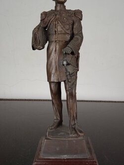 169.พระบรมรูปหล่อในหลวงรัชกาลที่5 พระบาทสมเด็จพระปรมินทรมหาจุฬาลงกรณ์ พระจุลจอมเกล้าเจ้าอยู่หัว ฉลองพระองค์เครื่องแบบจอมทัพเรือเต็มยศ ทรงประทับยืน ที่ระลึกครบรอบ 100 ปี กรมอู่ทหารเรือ เมื่อปี พ.ศ.2533