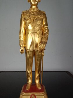 9.พระบรมรูปหล่อโลหะในหลวงรัชกาลที่9 พระบาทสมเด็จพระปรมินทรมหาภูมิพลอดุลยเดช(ทอง)