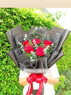 Fresh Flower Medium Bouquet ช่อดอกกุหลาบ สีแดง นำเข้า คัด Size จำนวน 5 ดอก พร้อมตกแต่ง สามารถเปลี่ยนสีได้