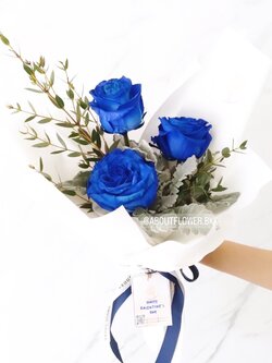 Medium Bouquet Ecuador Rose ช่อดอกกุหลาบเอกวาดอร์ สีน้ำเงิน นำเข้า คัด Size จำนวน 3 ดอก พร้อมตกแต่ง สามารถเปลี่ยนสีได้
