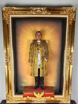34.พระบรมรูปปั้นพระบาทสมเด็จพระเจ้าอยู่หัวรัชกาลที่9 พระบาทสมเด็จพระปรมินทรมหาภูมิพลอดุลยเดช