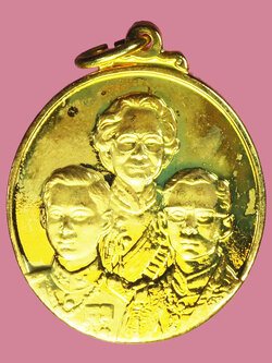 A1175 เหรียญในหลวงรัชกาลที่ 8-9 โรงพยาบาลศรีนครินทร์ ขอนแก่น กระหลั่ยทอง 5