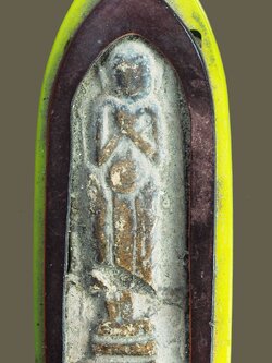 A5740 พระพิมพ์ปางรำพึง เก่า เนื้อดิน เลี่ยมพลาสติกเก่าแบบวินเทจหลายสิบปี สภาพหักยังไม่ได้ซ่อม เอาไว้ดูเนื้อ 13