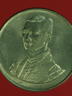 B2302 เหรียยในหลวงรัชกาลที่ 9 เดินการกุสลเทริดพระเกียรติ 5