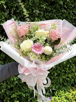 Congratulations Gerbera Ramsey With Ecuador Rose Bouquet ช่อดอกเยอบีร่า พร้อม ดอกกุหลาบเอกวาดอร์ 2 สี จำนวน 4 ดอก พร้อมตกแต่ง สามารถเปลี่ยนสีได้