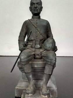 500.พระบรมรูปหล่อสมเด็จพระบวรราชเจ้ามหาสุรสิงหนาท(บุญมา) หรือสมเด็จเจ้าพ่อปากคลองตลาดทรงประทับนั่งบัลลังก์