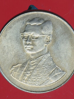 A753 เหรียญในหลวงรัชกาลที่ 9 เดินการกุศลเทรดพระเกียรติ ปี 2527 ้เนื้อนิเกิล 10.1