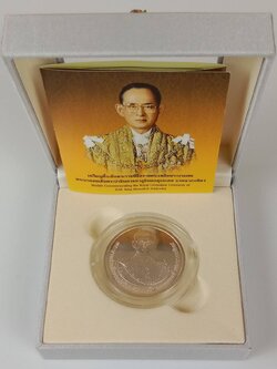 199.เหรียญเงินขัดเงาที่ระลึกในโอกาสการพระราชพิธีถวายพระเพลิงพระบรมศพพระบาทสมเด็จพระปรมินทรมหาภูมิพลอดุลยเดชบรมนาถบพิตร วันพฤหัสบดีที่ 26 ตุลาคม พุทธศักราช 2560 พร้อมใบเซอร์และกล่อง