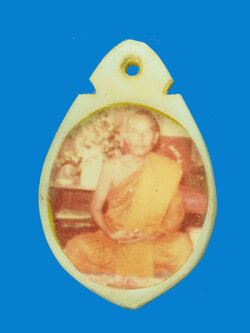 A3029 รูปถ่ายเลี่ยมพลาสติกหลังจารมือไม่ทราบที่และปีสร้าง 3