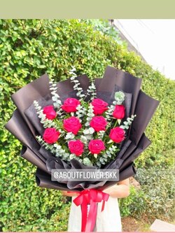 Congratulations Bouquet ช่อดอกกุหลาบสีแดง นำเข้า คัด Size จำนวน 8-10 ดอก พร้อมตกแต่ง สามารถเปลี่ยนสีได้