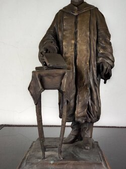 112.พระบรมรูปหล่อในหลวงรัชกาลที่9 พระบาทสมเด็จพระปรมินทรมหาภูมิพลอดุลยเดช ฉลองพระองค์ครุยดุษฎีบัณฑิตกิตติมศักดิ์ของสถาบันบัณฑิตพัฒนบริหารศาสตร์ ประทับยืน