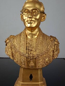 532.พระบรมรูปครึ่งพระองค์ในหลวงรัชกาลที่ 9 พระบาทสมเด็จพระปรมินทรมหาภูมิพลอดุลยเดช ทรงชุดฉลองพระองค์เต็มยศ