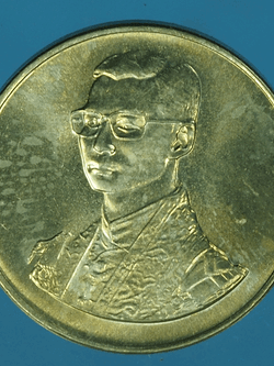 B2396 เหรียญในหลวงรัชกาลที่ 9 ปี 2527 เดินการกุศลเทริดพระเกียรติ 5