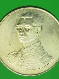 A820 เหรียญในหลวงรัชกาลที่ 9 เดินเทริดพระเกียรติ ปี 2527 เนื้อนิเกิล 10.1