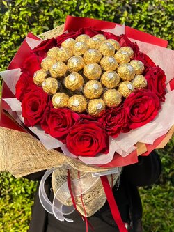 Congratulations Bouquet Ecuador Rose ช่อดอกกุหลาบเอกวาดอร์ สีแดง นำเข้า คัด Size พร้อมตกแต่ง Ferrero Rocher จำนวน 30 ลูก สามารถเปลี่ยนสีได้