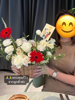 Fresh Flower Basket ตะกร้าหวายดอกไม้สด โทนขาว-แดง พร้อมตกแต่ง สามารถติดรูป 1 ใบ สามารถเปลี่ยนสีได้