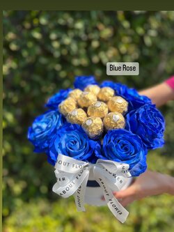 Ferrero Rocher Ecuador Rose Box กล่องดอกกุหลาบเอกวาดอร์ สีน้ำเงิน นำเข้า คัด Size พร้อมตกแต่ง Ferrero Rocher จำนวน 10 ลูก สามารถเปลี่ยนสีได้