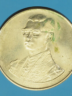 A785 เหรียญในหลวงรัชกาลที่ 9 เดินเทริดพระเกียรติ ปี 2527 เนื้อนิเกิล 10.1