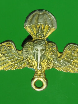 A809 ปีกร่มส่วนบนของเหรียญหลวงพ่อผาง วัดอุดมคงคาคีรีเขต ขอนแก่น กระหลั่ยทอง 23