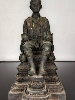 32.พระบรมรูปหล่อในหลวงรัชกาลที่9 พระบาทสมเด็จพระปรมินทรมหาภูมิพลอดุลยเดช ทรงประทับบนพระที่นั่งราชยานพุดตานทอง