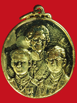 A1250 เหรียญในหลวงรัชกาลที่ 8-9 โรงพยาบาลศรีนคิรนทร์ ชอนแก่น กระหลั่ยทอง 5