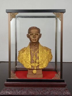 557.พระบรมรูปหล่อครึ่งพระองค์ในหลวงรัชกาลที่9 พระบาทสมเด็จพระปรมินทรมหาภูมิพลอดุลยเดช พร้อมกรอบกระจก