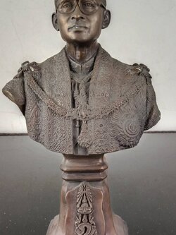 4.พระบรมรูปหล่อครึ่งพระองค์ในหลวงรัชกาลที่9 พระบาทสมเด็จพระปรมินทรมหาภูมิพลอดุลยเดช ฉลองพระองค์บรมราชภูษิตาภรณ์