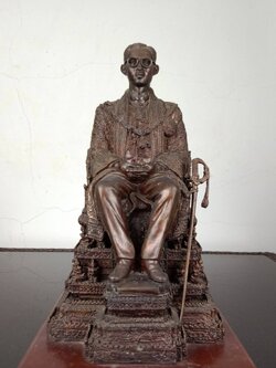 48.พระบรมรูปหล่อในหลวงรัชกาลที่9 พระบาทสมเด็จพระปรมินทรมหาภูมิพลอดุลยเดช ทรงประทับบนพระที่นั่งราชยานพุดตานทอง