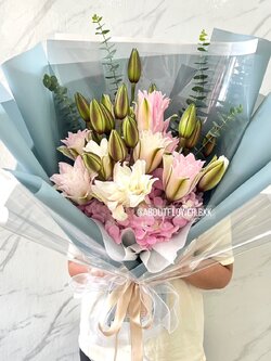Large Bouquet ช่อดอกลิลลี่ แซม ไฮเดรนเยีย โทนชมพู พร้อมตกแต่ง สามารถเปลี่ยนสีได้