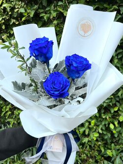 Medium Bouquet Ecuador Rose ช่อดอกกุหลาบเอกวาดอร์ สีน้ำเงิน นำเข้า คัด Size จำนวน 3 ดอก พร้อมตกแต่ง สามารถเปลี่ยนสีได้