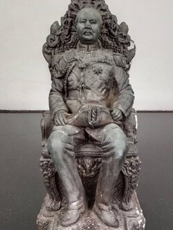 581.พระบรมรูปหล่อในหลวงรัชกาลที่ 5 พระบาทสมเด็จพระปรมินทรมหาจุฬาลงกรณ์ พระจุลจอมเกล้าเจ้าอยู่หัว ทรงประทับนั่งบัลลังก์