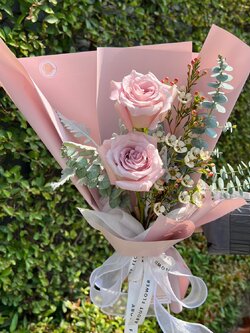 Small Bouquet Ecuador Rose ช่อดอกกุหลาบเอกวาดอร์ สีชมพู นำเข้า คัด Size จำนวน 2 ดอก พร้อมตกแต่ง สามารถเปลี่ยนสีได้