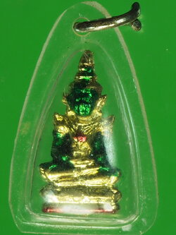 A76 พระแก้วมรกต เลี่ยมพลาสติกเก่า ไม่ทราบที่และปีสร้าง 8