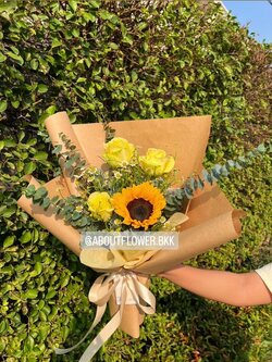 Fresh Flower Small Bouquet ดอกทานตะวัน จำนวน 1 ดอก พร้อม ดอกกุหลาบ จำนวน 3 ดอก พร้อมตกแต่ง สามารถเปลี่ยนสีได้